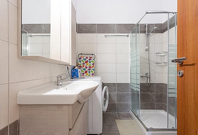 Family bathroom with overhead shower . - Villa Situla . (Galerie de photos) }}