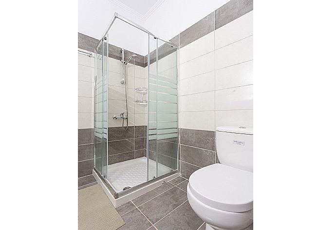 Family bathroom with overhead shower . - Villa Situla . (Fotogalerie) }}