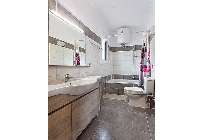 En suite bathroom with bath and overhead shower . - Villa Situla . (Galerie de photos) }}