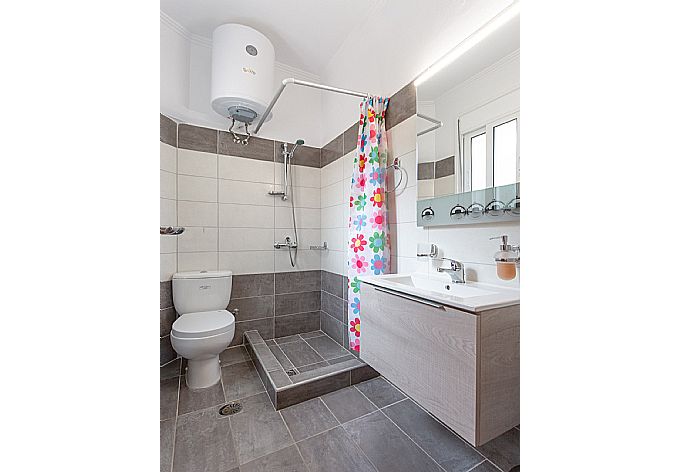 Family bathroom with overhead shower . - Villa Situla . (Galerie de photos) }}