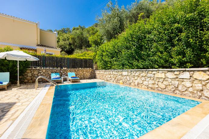 Private pool and terrace with sea views . - Villa Situla . (Galería de imágenes) }}