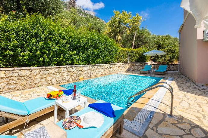 Private pool and terrace with sea views . - Villa Situla . (Galería de imágenes) }}