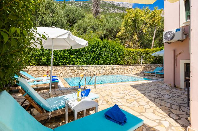 Private pool and terrace with sea views . - Villa Situla . (Galería de imágenes) }}