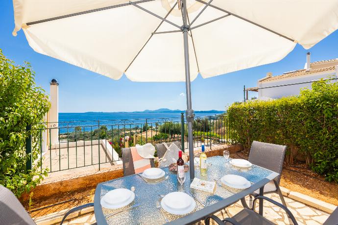 Terrace area with sea views . - Villa Situla . (Galería de imágenes) }}