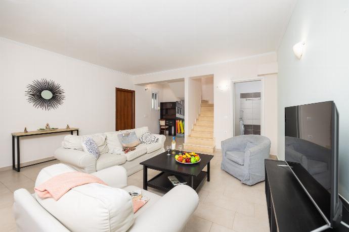 Living room with sofa, A/C, WiFi internet, and satellite TV . - Villa Situla . (Galería de imágenes) }}