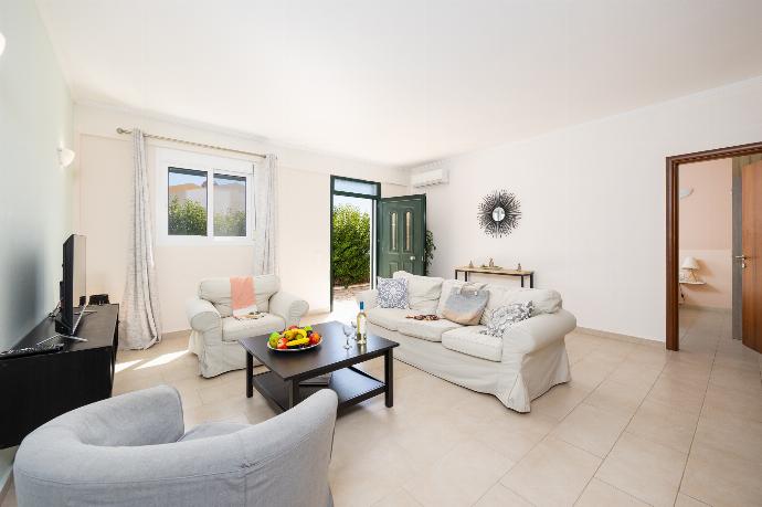 Living room with sofa, A/C, WiFi internet, and satellite TV . - Villa Situla . (Galería de imágenes) }}