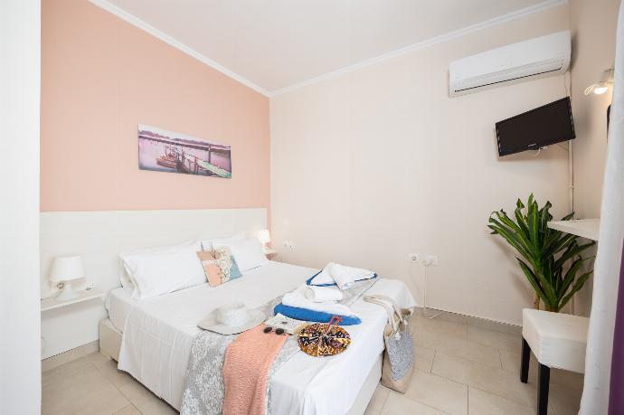 Double bedroom with en suite bathroom, A/C, and sea views . - Villa Situla . (Galería de imágenes) }}