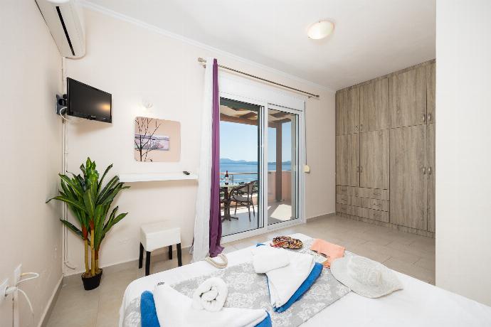 Double bedroom with en suite bathroom, A/C, and sea views . - Villa Situla . (Galería de imágenes) }}