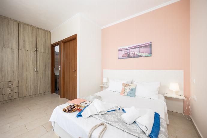 Double bedroom with en suite bathroom, A/C, and sea views . - Villa Situla . (Galería de imágenes) }}