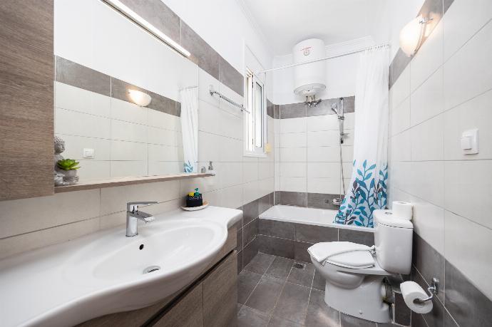 En suite bathroom with bath and shower . - Villa Situla . (Galería de imágenes) }}