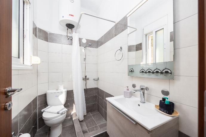 Family bathroom with shower . - Villa Situla . (Galería de imágenes) }}