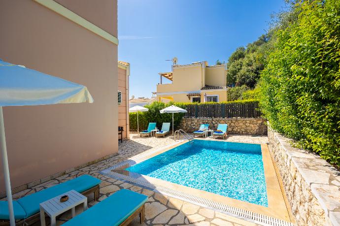 Private pool and terrace . - Villa Situla . (Galería de imágenes) }}