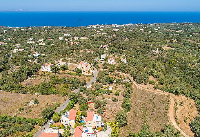 Aerial view showing locations of Villa Simela . - Villa Simela . (Galerie de photos) }}
