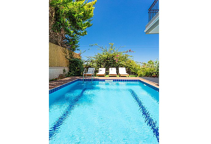 Private pool and terrace . - Villa Simela . (Fotogalerie) }}