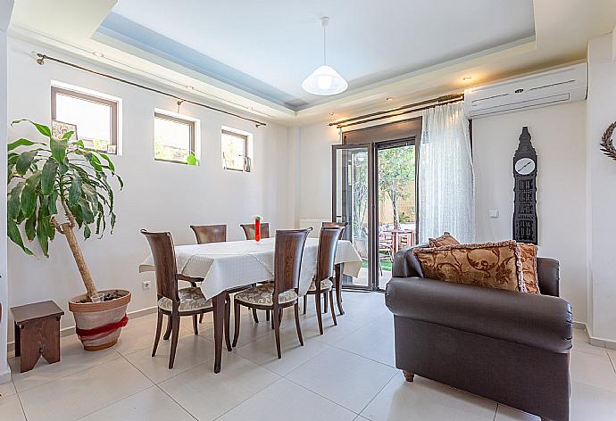 Open-plan living room with dining area, kitchen, A/C, WiFi Internet, Satellite TV, and pool terrace access . - Villa Simela . (Galleria fotografica) }}