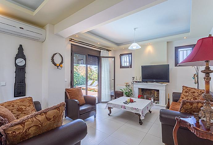 Open-plan living room with dining area, kitchen, A/C, WiFi Internet, Satellite TV, and pool terrace access . - Villa Simela . (Galleria fotografica) }}