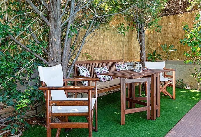 Terrace area with outdoor seating . - Villa Simela . (Fotogalerie) }}