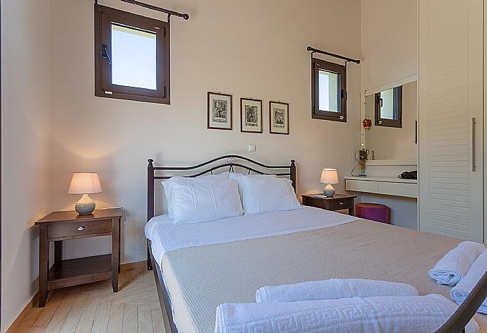 Double bedroom with en suite bathroom, A/C, and balcony access with sea views . - Villa Simela . (Fotogalerie) }}