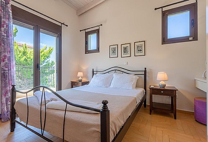 Double bedroom with en suite bathroom, A/C, and balcony access with sea views . - Villa Simela . (Galerie de photos) }}