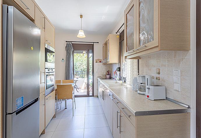 Equipped kitchen with balcony access . - Villa Simela . (Galerie de photos) }}