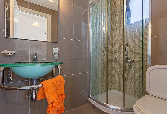En suite bathroom with shower . - Villa Simela . (Galerie de photos) }}