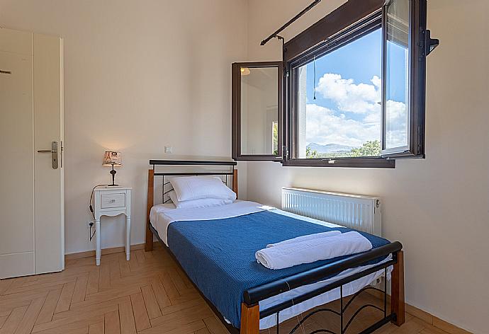 Single bedroom with A/C and balcony access with sea views . - Villa Simela . (Fotogalerie) }}