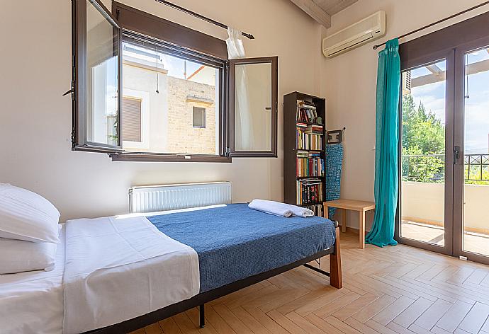 Single bedroom with A/C and balcony access with sea views . - Villa Simela . (Fotogalerie) }}