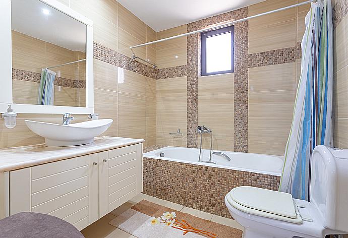 Family bathroom with bath and shower . - Villa Simela . (Fotogalerie) }}