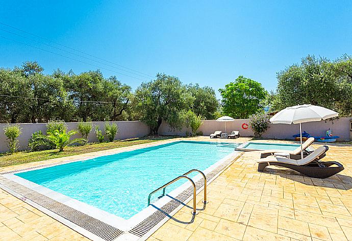 Private pool and terrace . - Villa Popi . (Galerie de photos) }}