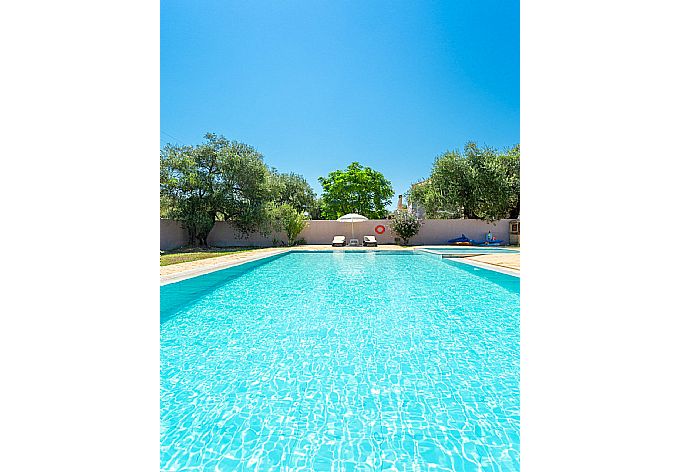 Private pool and terrace . - Villa Popi . (Fotogalerie) }}