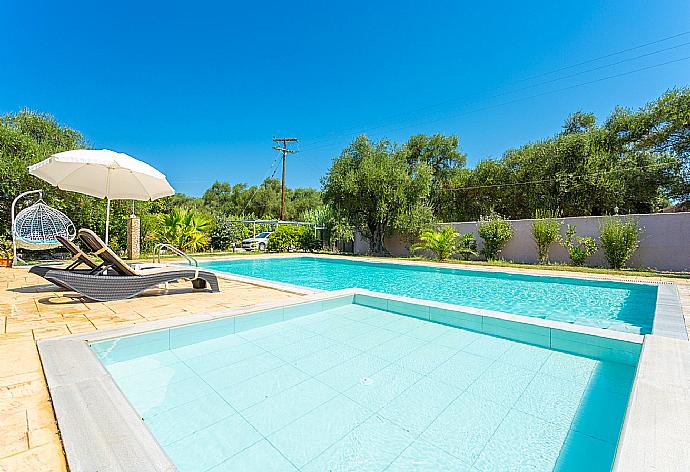 Private pool and terrace . - Villa Popi . (Galería de imágenes) }}