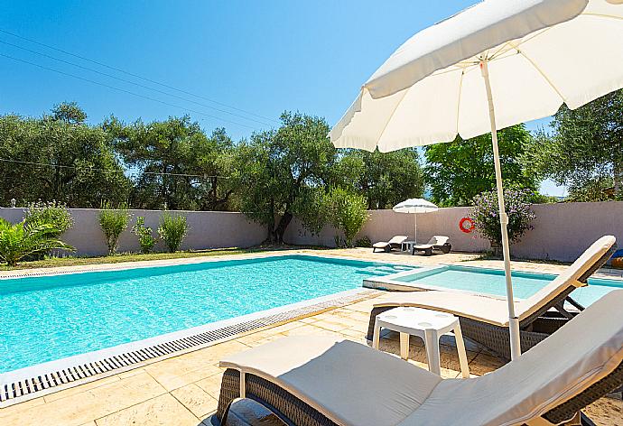 Private pool and terrace . - Villa Popi . (Fotogalerie) }}