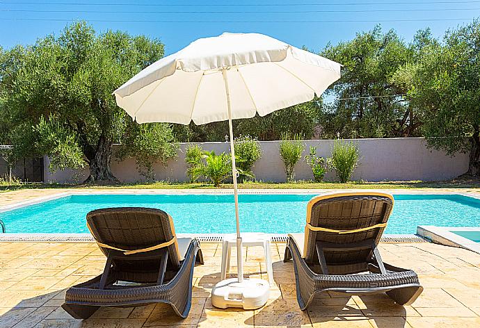 Private pool and terrace . - Villa Popi . (Fotogalerie) }}