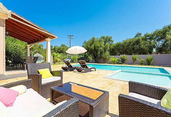 Private pool and terrace . - Villa Popi . (Galería de imágenes) }}