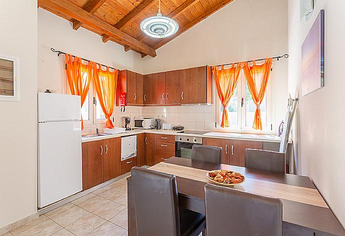 Equipped kitchen . - Villa Popi . (Fotogalerie) }}