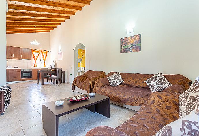 Open-plan living room with sofas, dining area, kitchen, ornamental fireplace, A/C, WiFi internet, satellite TV, DVD player, and terrace access . - Villa Popi . (Fotogalerie) }}