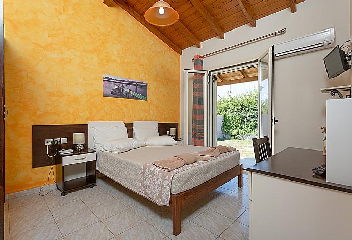 Double bedroom with A/C and TV . - Villa Popi . (Photo Gallery) }}