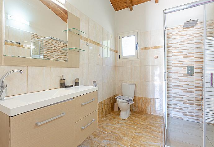 Family bathroom with shower . - Villa Popi . (Galerie de photos) }}