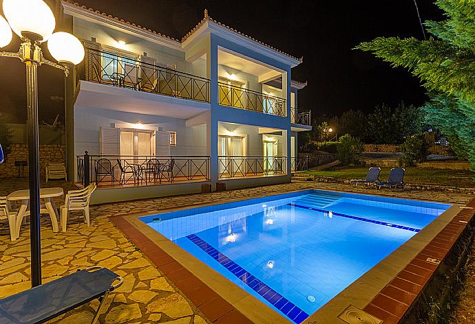 Night view of Skala Villa Blue . - Skala Villa Blue . (Fotogalerie) }}