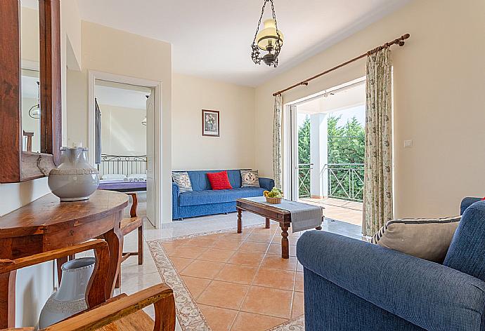 Living room on first floor with A/C, WiFi Internet, and balcony access . - Skala Villa Blue . (Fotogalerie) }}