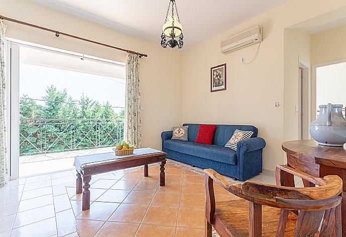 Living room on first floor with A/C, WiFi Internet, and balcony access . - Skala Villa Blue . (Galleria fotografica) }}