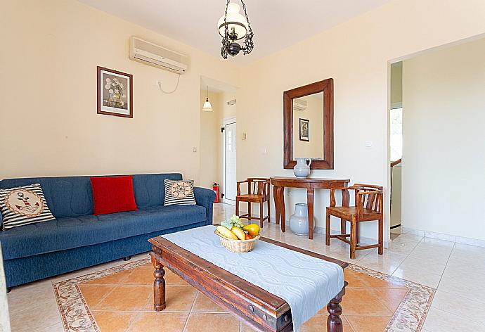 Living room on first floor with A/C, WiFi Internet, and balcony access . - Skala Villa Blue . (Fotogalerie) }}