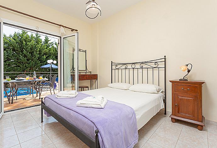 Double bedroom on ground floor with en suite bathroom, A/C, and terrace access . - Skala Villa Blue . (Галерея фотографий) }}