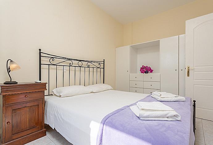 Double bedroom on first floor with A/C and balcony access . - Skala Villa Blue . (Galerie de photos) }}