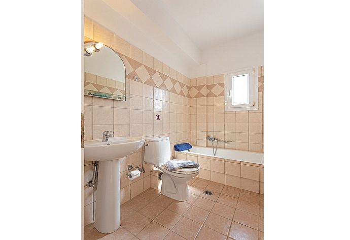 Family bathroom with bath and overhead shower . - Skala Villa Blue . (Photo Gallery) }}