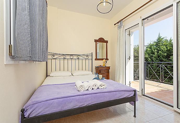 Double bedroom on first floor with en suite bathroom, A/C, and balcony access . - Skala Villa Blue . (Galerie de photos) }}