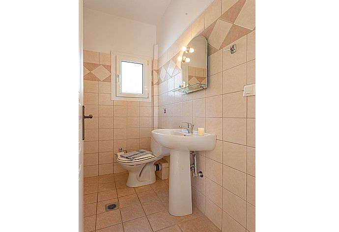 En suite bathroom with overhead shower . - Skala Villa Blue . (Photo Gallery) }}