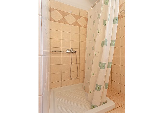 En suite bathroom with overhead shower . - Skala Villa Blue . (Galleria fotografica) }}