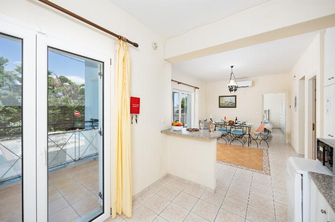 Equipped kitchen . - Skala Villa Blue . (Photo Gallery) }}