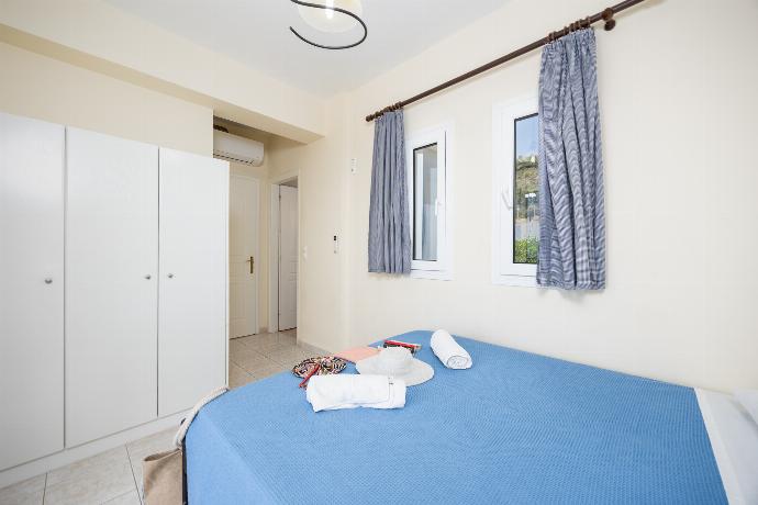 Double bedroom with en suite bathroom and A/C . - Skala Villa Blue . (Photo Gallery) }}